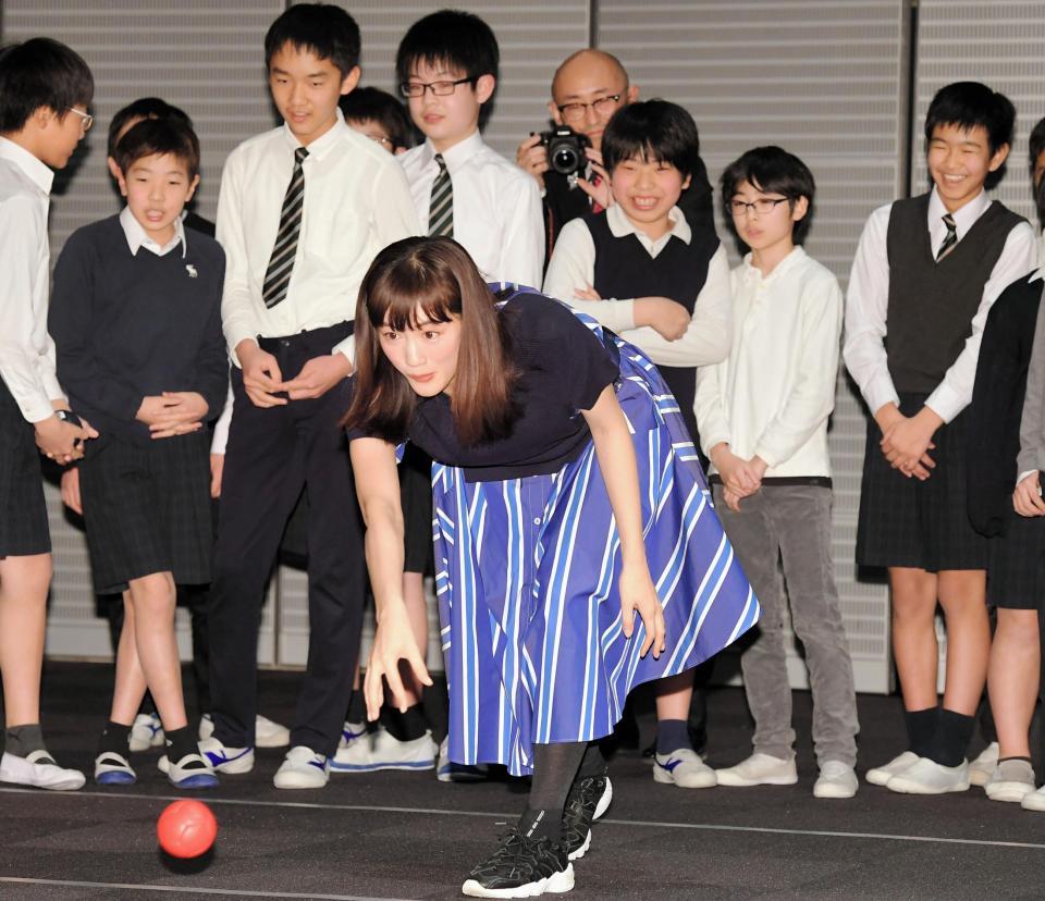 子どもたちとパラスポーツのボッチャを体験し、ボールを投じる綾瀬はるか＝パナソニックセンター東京（撮影・高石航平）