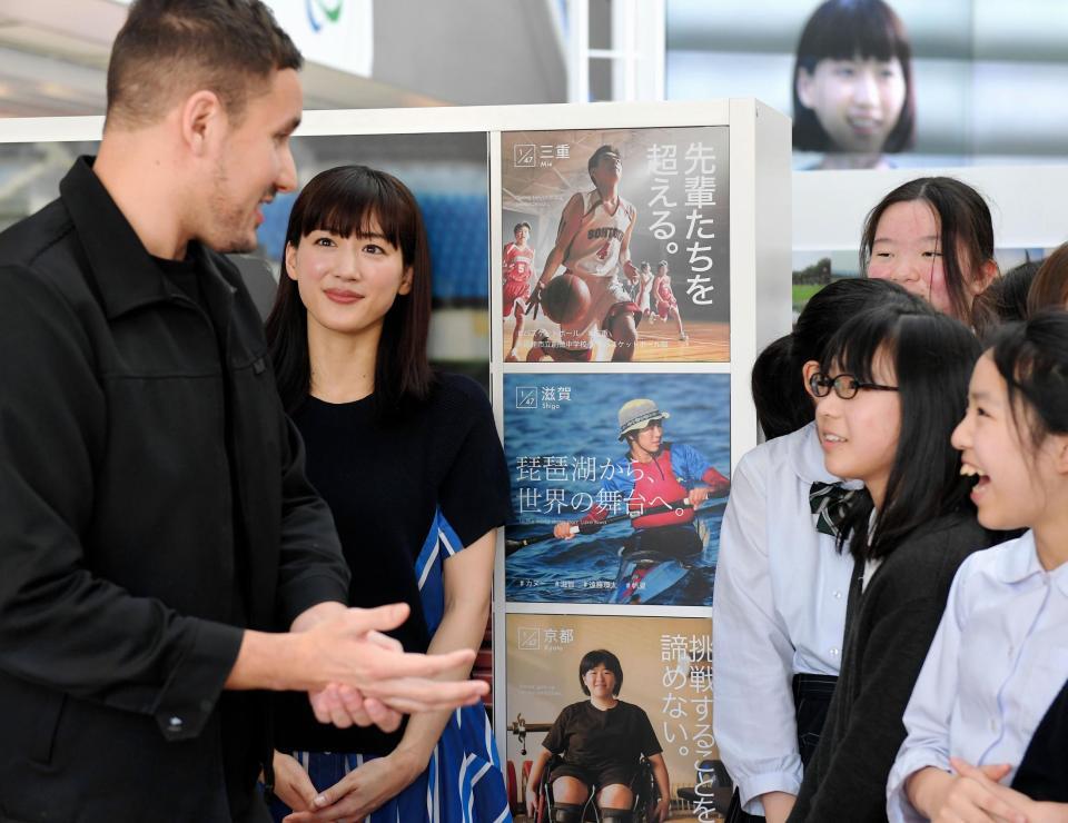 生徒たちと一緒に展示の説明を受ける綾瀬はるか（左から二人目）＝パナソニックセンター東京（撮影・高石航平）