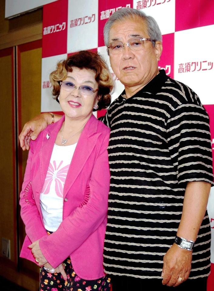 　イベントで沙知代夫人の肩を抱く野村克也さん＝２００５年８月