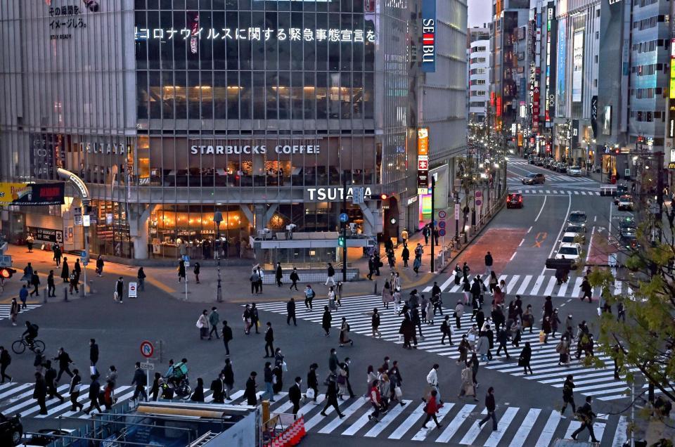 　コロナウイルスに関する緊急事態宣言が出された中、渋谷スクランブル交差点を行き交う人々（撮影・金田祐二）