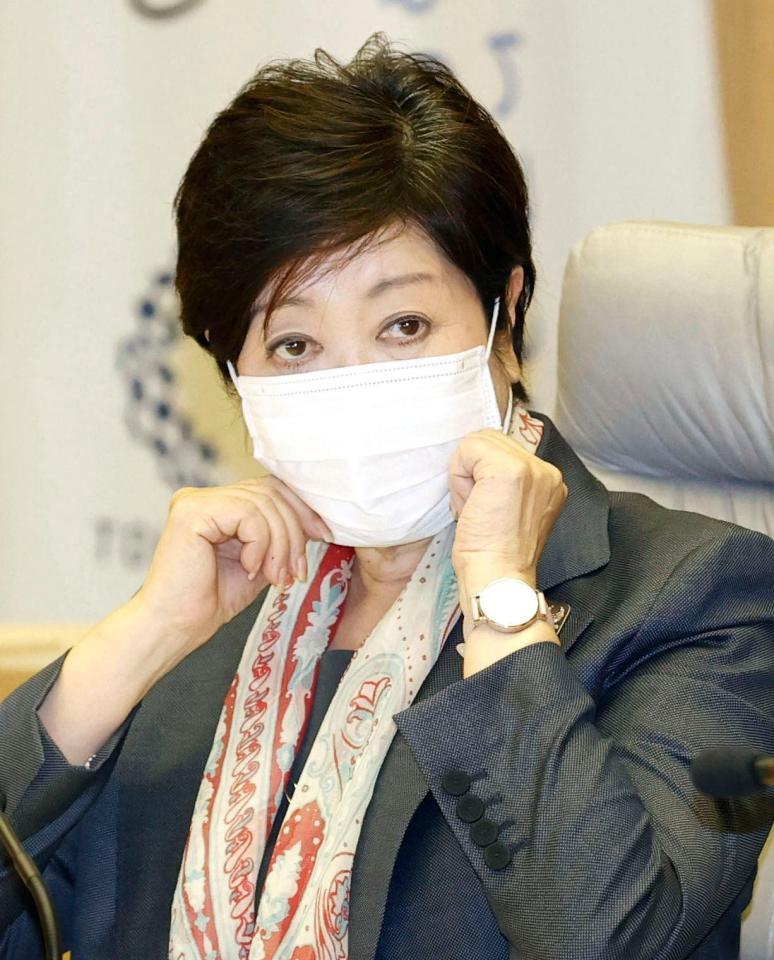 東京都の新型コロナウイルス対策会議でマスクを整える小池百合子知事＝東京都庁