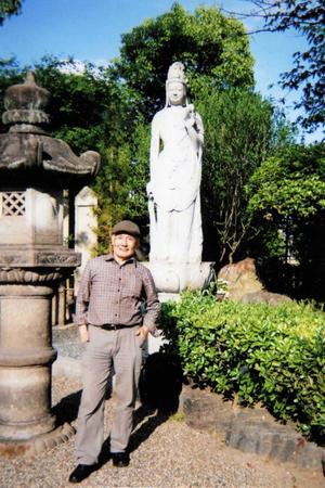　京都・壬生寺に御影石の観音像を寄贈した栗塚旭　