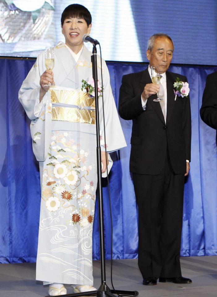 （左から）和田アキ子、堀威夫氏＝２０１０年撮影