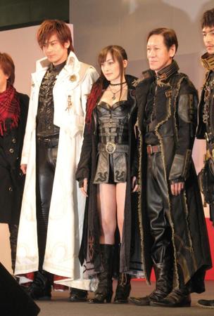 「牙狼」に出演した（左から）小西遼生、松山メアリ、斎藤洋介さん＝2010年3月27日