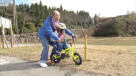 プリンちゃんに自転車の乗り方を教える志村けんさん（ｃ）日本テレビ