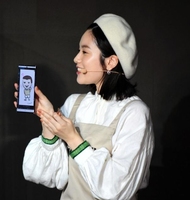 多田の似顔絵を見せる筧美和子＝東京・Ｇａｌａｘｙ　Ｈａｒａｊｕｋｕ＝