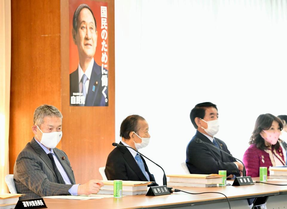 自民党の総務会に臨む（左から）佐藤総務会長、二階幹事長、下村政調会長ら＝19日午前、東京・永田町の党本部
