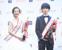 両グランプリを受賞した東京大学の神谷明采さん（左）と立教大学の鈴木廉さん＝東京・六本木（撮影・高石航平）