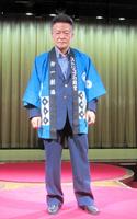 　ステージに上がった広島第一劇場の福尾禎隆社長