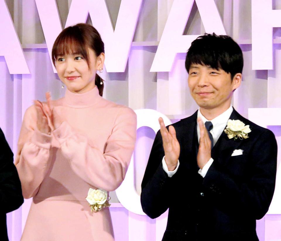 　「東京ドラマアウォード２０１７」で「逃げるは恥だが役に立つ」のグランプリ受賞を喜ぶ新垣結衣（左）と星野源