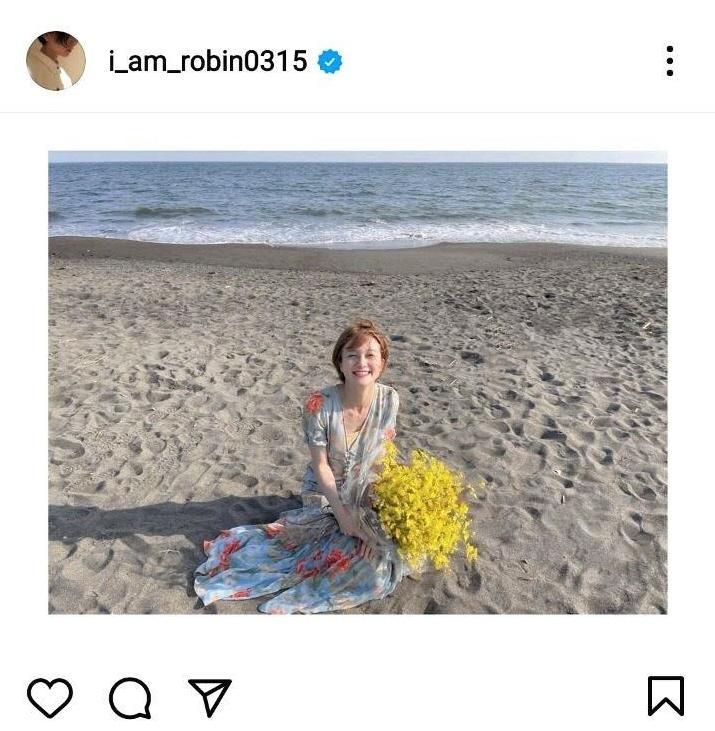 結婚を報告した岡田ロビン翔子のインスタグラムより。ビーチで花束を手に幸せいっぱいの笑顔