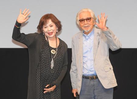 　上映会後、笑顔で手を振る山田洋次監督（右）と上沼恵美子（撮影・吉澤敬太）