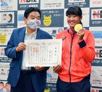 河村たかし市長（左）に金メダル獲得を報告した東京五輪ソフトボール日本代表の後藤希友＝４日午前、名古屋市役所