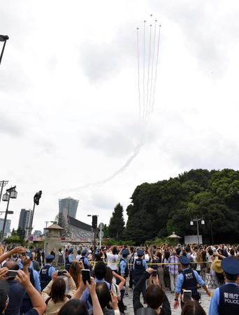 　都心の上空で線を描くブルーインパルス＝東京・明治神宮前（撮影・出月俊成）