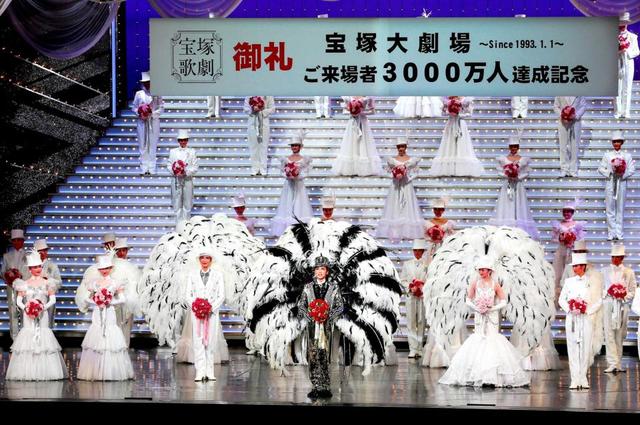 来場者3000万人イベントであいさつする星組トップスター礼真琴(中央)=宝塚大劇場
