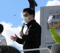 ＪＲ姫路駅前で街頭演説を行った日本維新の会副代表・吉村洋文大阪府知事