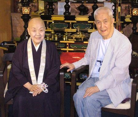 永六輔さん（右）の番組に出演した瀬戸内寂聴さん（左）＝２０１３年６月