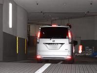 　病院での検査を終え、警察署に戻った鬼束ちひろ容疑者を乗せた警察車両＝警視庁渋谷署（画像の一部を加工してます）