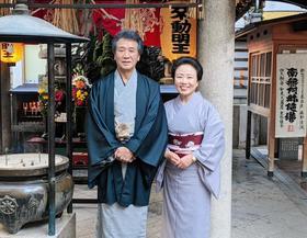 公演の成功祈願に参加した前川清(左)と藤山直美=大阪・法善寺