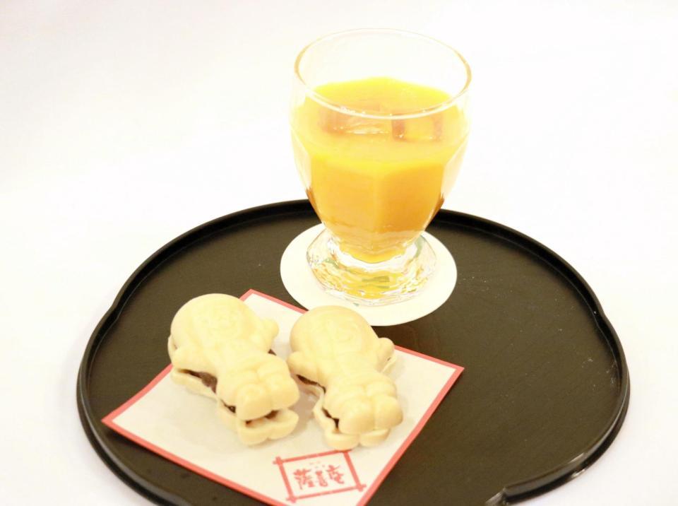王将戦第２局の藤井聡太竜王の午前のおやつは「はにたん最中」とオレンジジュース（提供：日本将棋連盟）