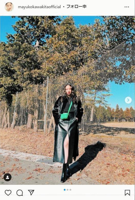 河北麻友子あっ！レザースカートの深いスリットから太ももが  