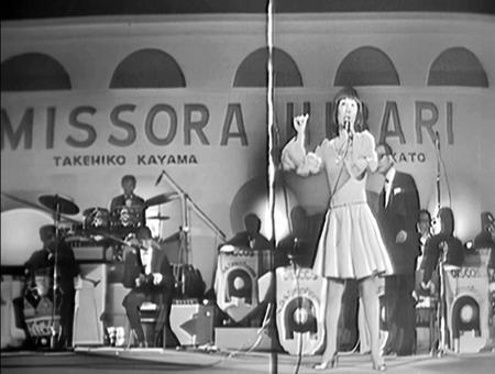 　１９７０年のブラジル公演で歌う美空ひばりさん（提供）