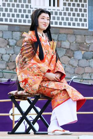 　「百万石行列」で利家の妻お松の方を演じた栗山千明さん＝４日午後、金沢市