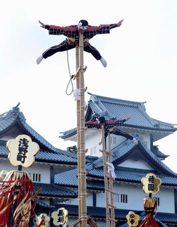 　「百万石まつり」で披露された「加賀とびはしご登り」＝４日午後、金沢市