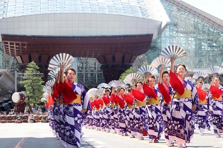 　「百万石行列」で金沢駅前を練り歩く着物姿の女性ら＝４日午後