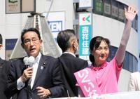　岸田文雄首相（左）から応援を受けた生稲晃子候補