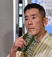 高座で使った深緑の手ぬぐいを手にする三遊亭円楽（撮影・西岡正）