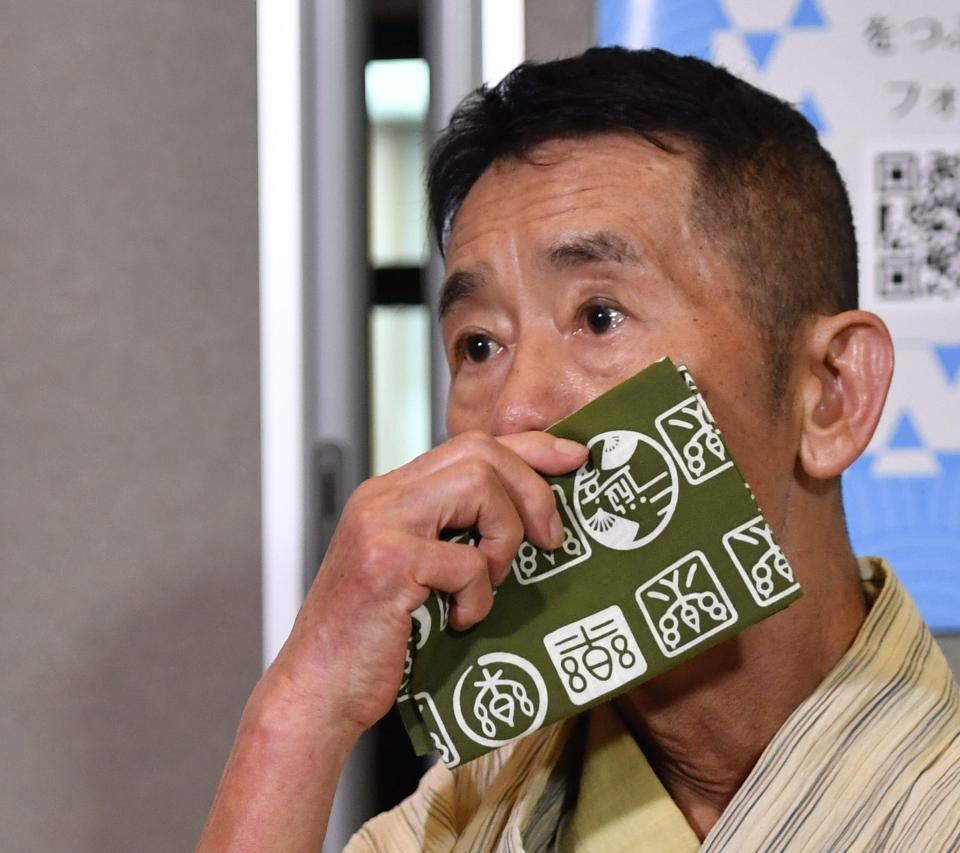 高座で使った深緑の手ぬぐいで顔を拭く三遊亭円楽（撮影・西岡正）