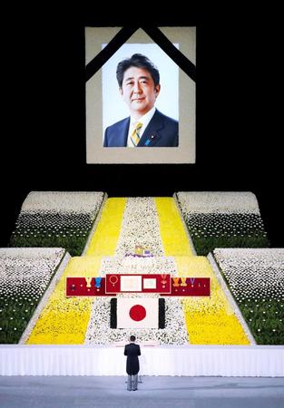 　日本武道館で行われた安倍元首相の国葬。下は追悼の辞を述べる岸田首相