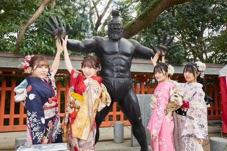 　古代力士像と手を合わせるＨＫＴ48の新成人メンバー＝福岡・住吉神社©Ｍｅｒｃｕｒｙ