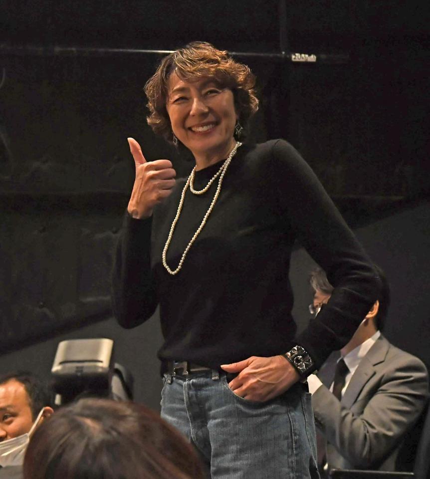 　ゲネプロの仕上がりをみて笑顔でサムアップポーズをみせるプロデューサーのＲＩＫＡＫＯ（撮影・三好信也）