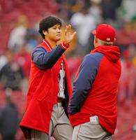 　レッドソックスに勝利し、タッチを交わす大谷