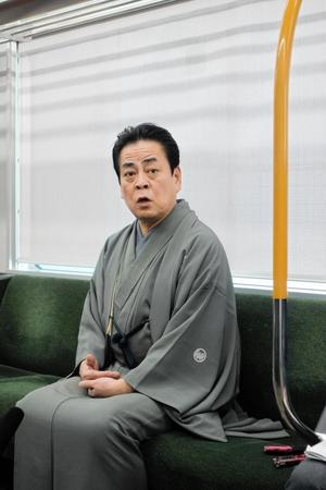 　ＪＲ環状線の列車内で取材会を行った立川談春