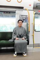 　ＪＲ環状線の列車内で取材会を行った立川談春