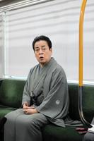 　ＪＲ環状線の列車内で取材会を行った立川談春