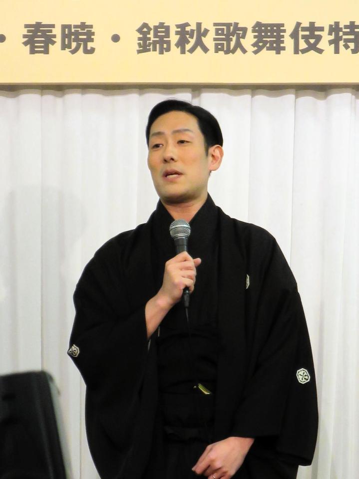 　「十八世中村勘三郎十三回忌追善興行」取材会であいさつをする中村勘九郎