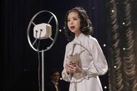 ステージに立ち、羽鳥の作った新曲「大空の弟」を歌うスズ子