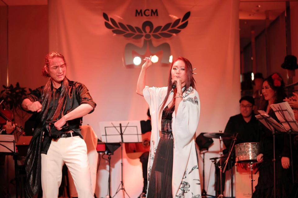 　世界的フラメンコダンサー・ＳＩＲＯＣＯ（左）とコラボした大黒摩季