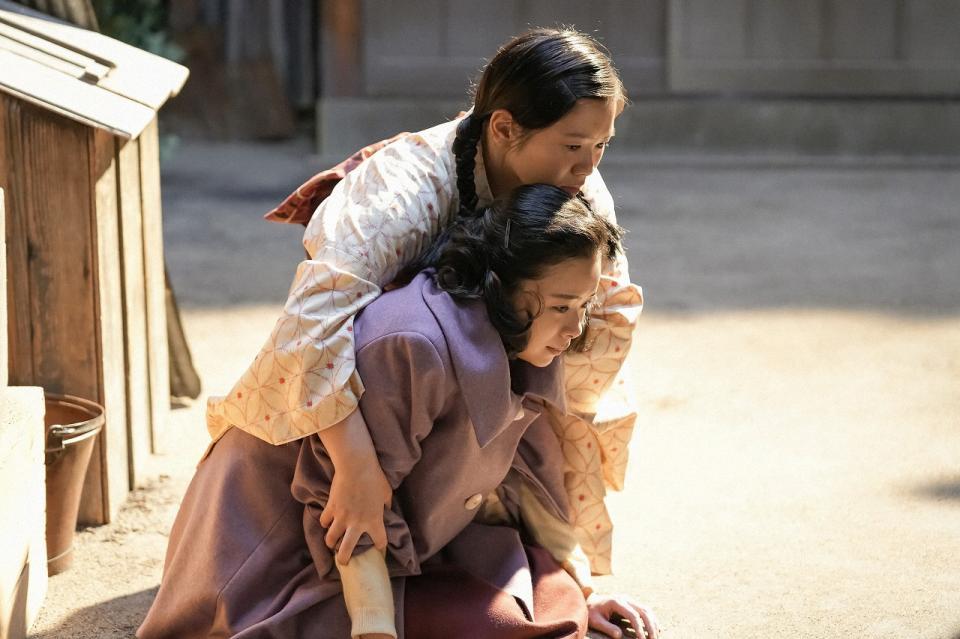 六郎を思い出して崩れ落ちるスズ子（趣里）を、小夜（富田望生）が支えて…