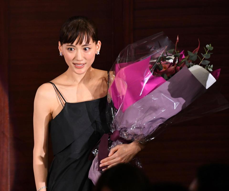 　主演女優賞を受賞した綾瀬はるか（撮影・三好信也）