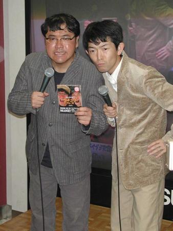 　カンニング・竹山隆範（左）と中島忠幸さん（２００４年撮影）
