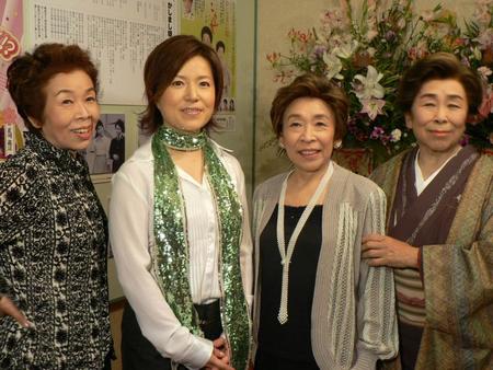 嫁姑共演を果たした磯野貴理子（左から２人目）と「かしまし娘」正司照枝（同３人目）、花枝、歌江さん（右端）＝２００５年１０月