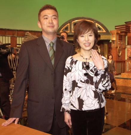 正司照枝さんの息子で、マネジャー兼婚約者の宏行さん（左）と結婚会見した磯野貴理子＝０３年１１月９日