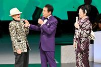 　５０年記念イベントを行った浜村淳（左）。（左から）五木ひろし、坂本冬美