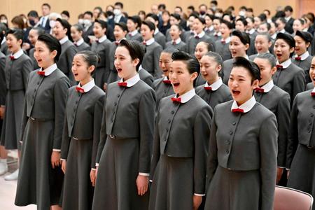 　宝塚音楽学校の入学式で校歌を斉唱する新入生