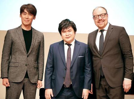 　（左から）ユニバーサル・ミュージックの藤倉尚社長、辻井伸行、ドイツ・グラモフォンのクレメンス・トラウトマン社長